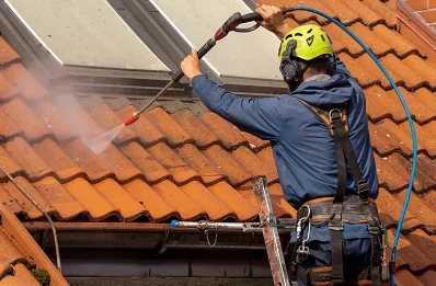 Démoussage et hydrofuge de toiture à Risoul
